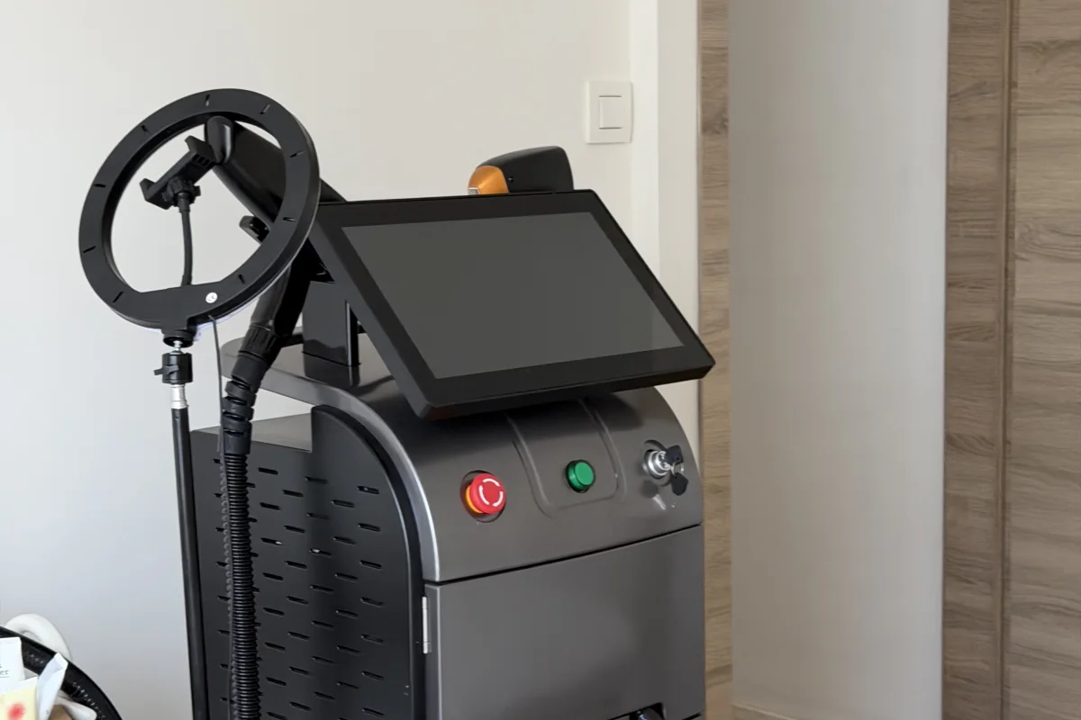Het diode lasertoestel dat voor de ontharingsbehandelingen wordt gebruikt.