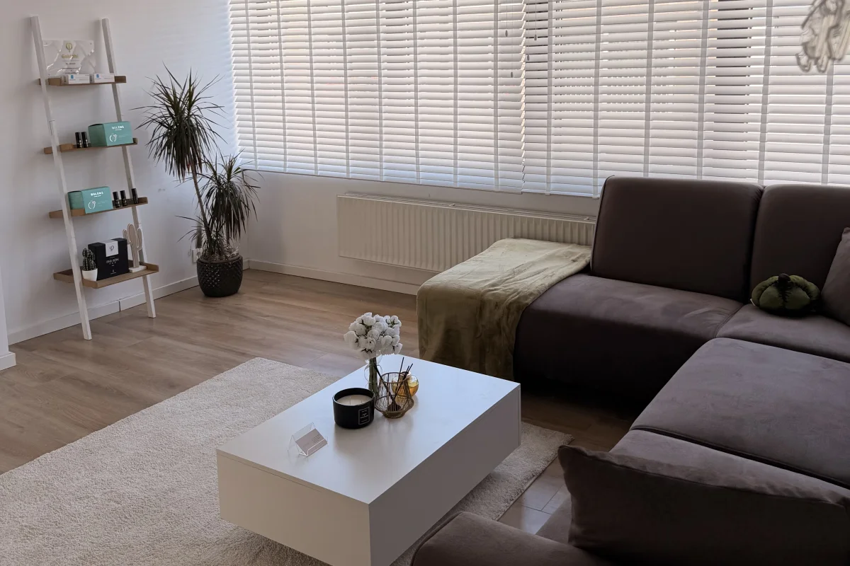 De wachtruimte met zithoek en de behaalde certificaten aan de muur.